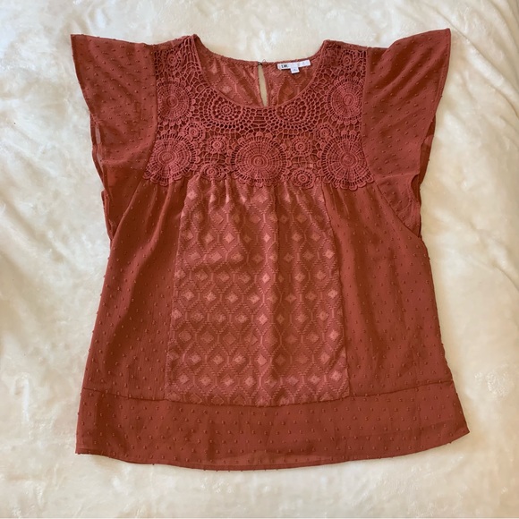 DR2 Crochet-like patterned blouse - Picture 2 of 10